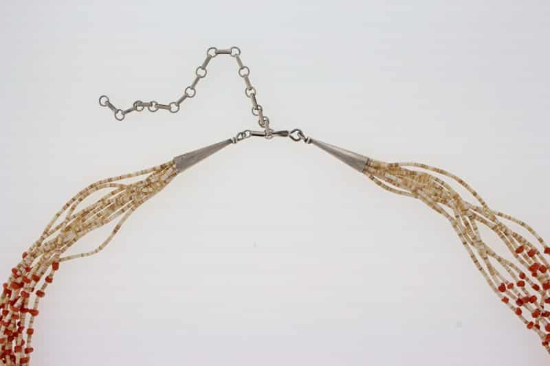 Collana in Heishi di conchiglie bianche a 10 fili e corallo