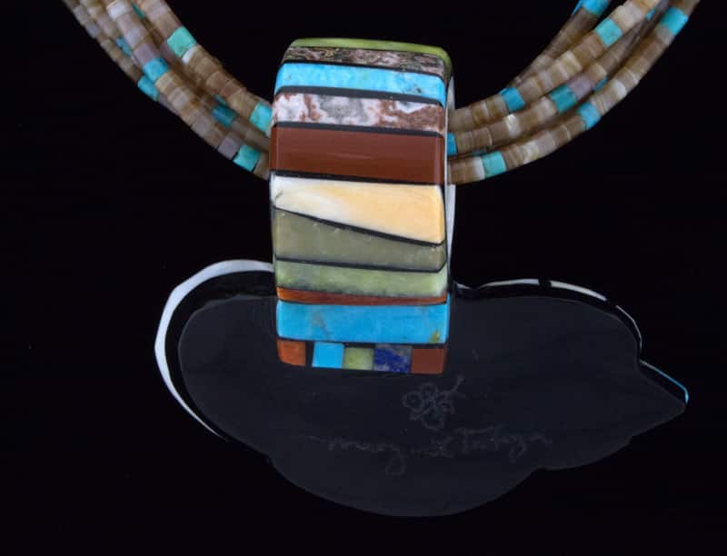 Collana Heishi a 6 fili con pendente a forma di uccello in inlay di pietre multiple