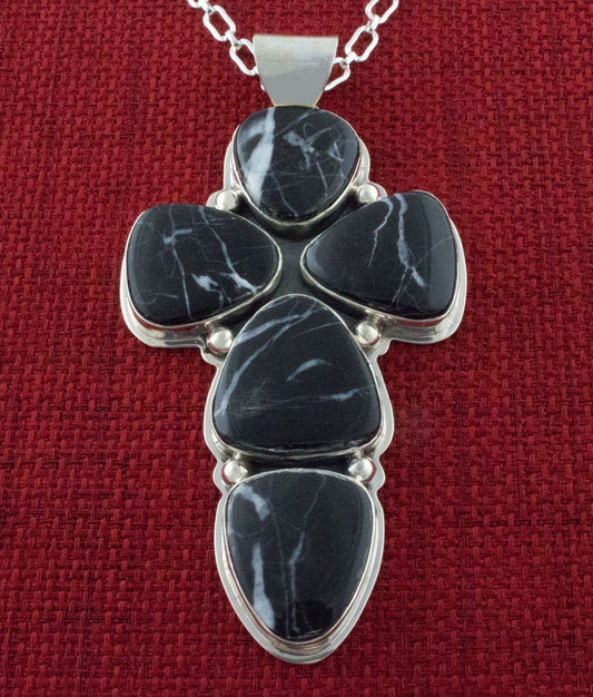 Collier en chaîne à maillons ovales en argent sterling avec pendentif croix en marbre blanc éclatant