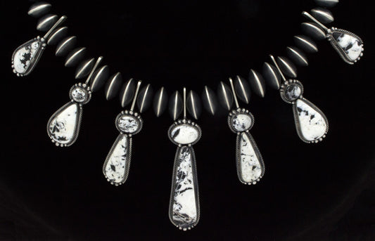 Weißes Büffel-Tab-Halsband mit passenden Ohrringen