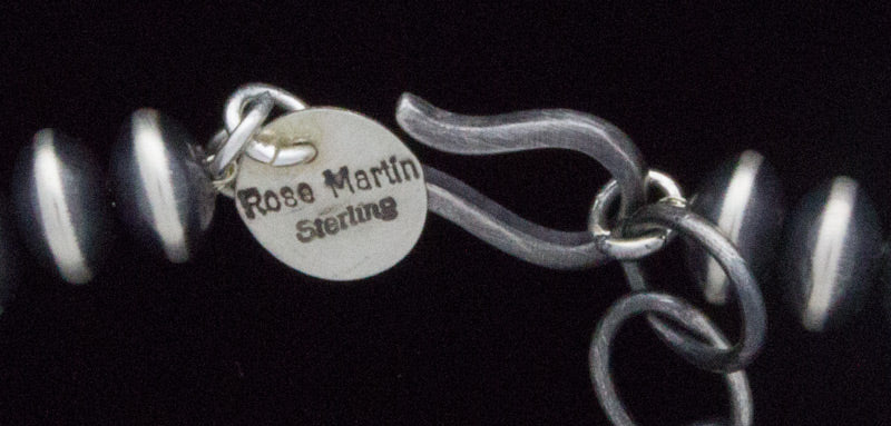 ホワイトバッファロータブネックレスとマッチするイヤリング