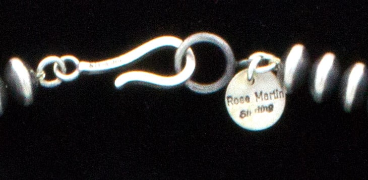 マルチストーンネックレスとマッチするイヤリング