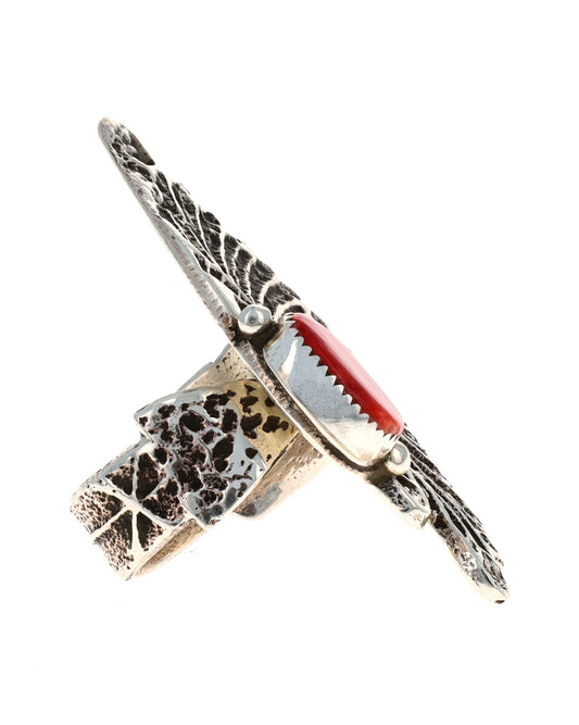 Anello a fascia con copricapo indiano piumato in tufa lavorata a fusione