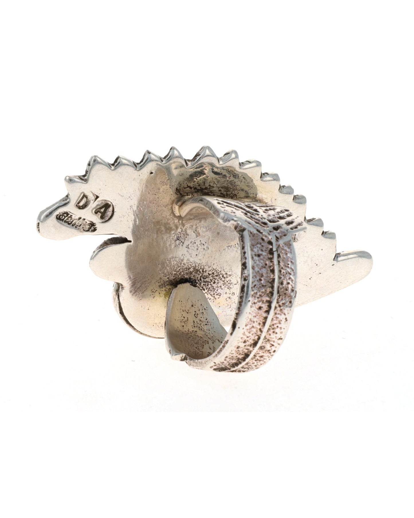 Anello a fascia con copricapo indiano piumato in tufa lavorata a fusione