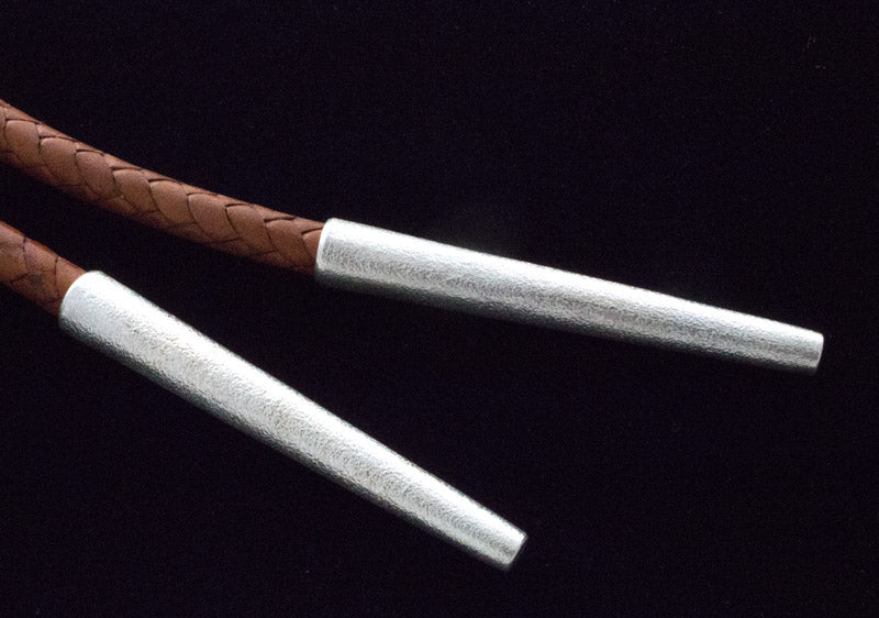 Tufa-Guss Bolo-Tie mit natürlichem Cripple Creek Türkis und mehrfarbigem Kopfsteinpflaster-Inlay-Design