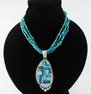 Collier en turquoise à 4 brins avec pendentif en turquoise incrusté