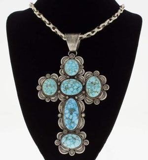 Collana in catena con anelli avvolti in filo d'argento sterling fatto a mano con pendente a croce in turchese naturale di alta qualità e turchese di montagna