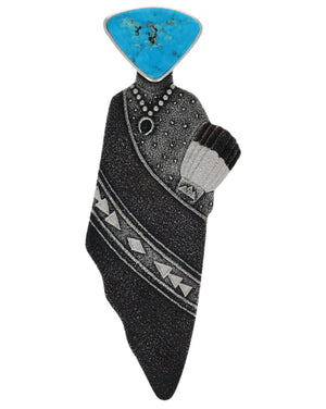 Tufa Sculpté Femme Navajo Avec Pendentif Plume d'Éventail d'Aigle