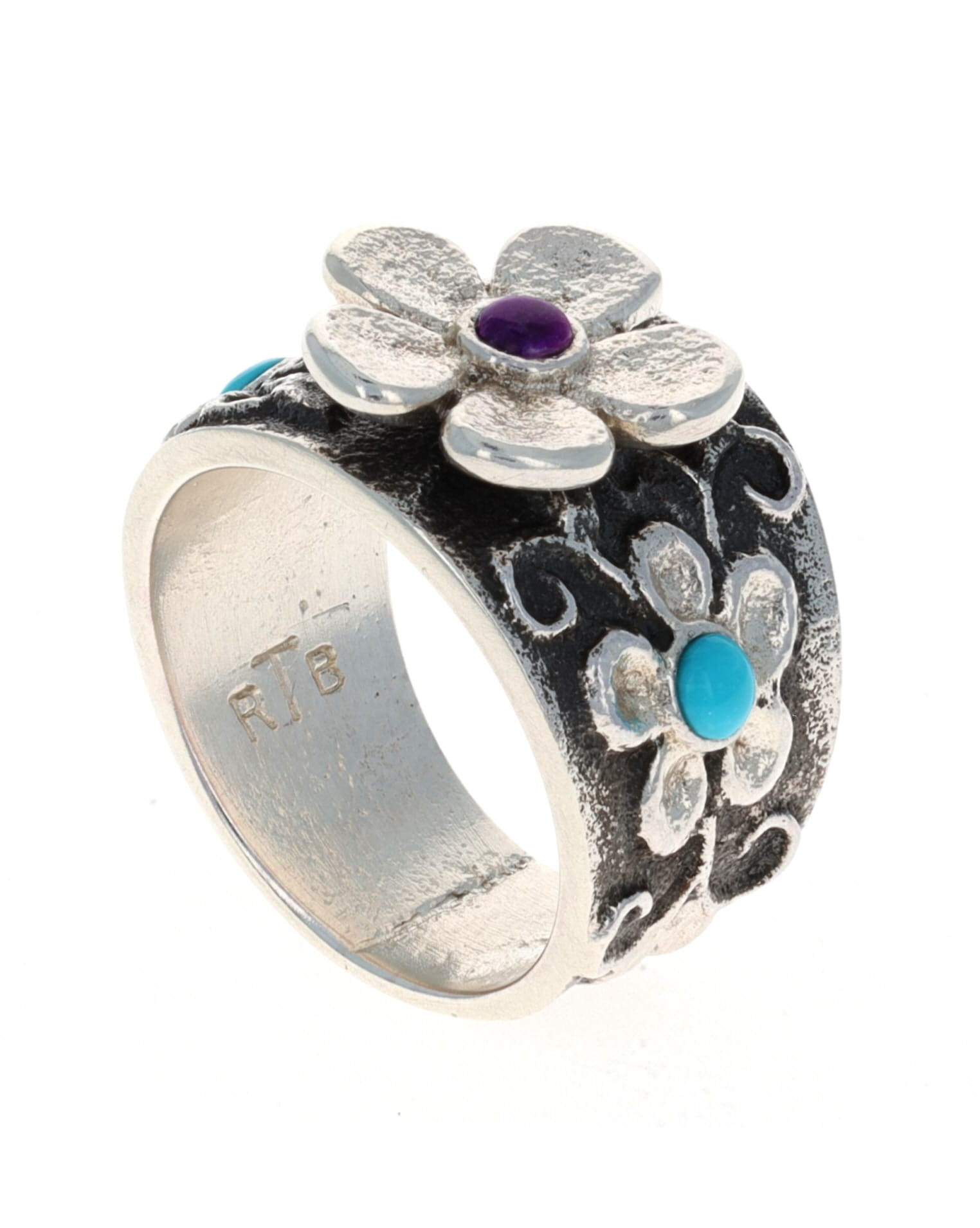 Anello a tre fiori in tufa fusa