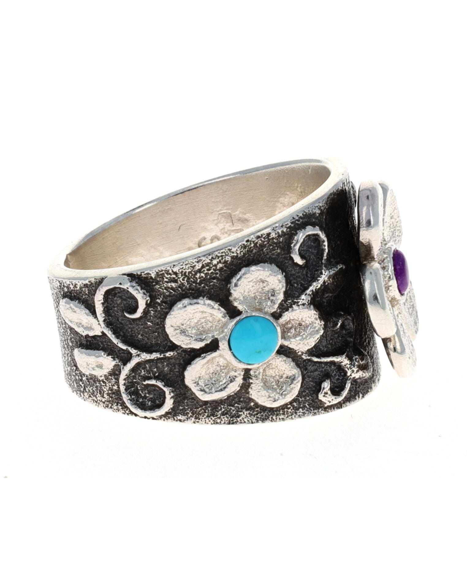 Anello a tre fiori in tufa fusa