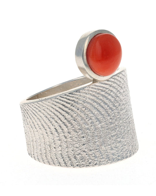 Bague en tuf de seiche moulée avec corail saumon naturel