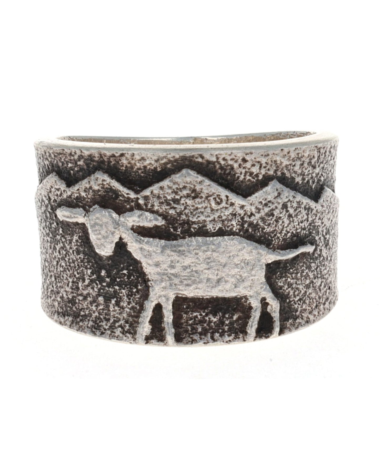 Anello con scena di agnello in fusione di tufo