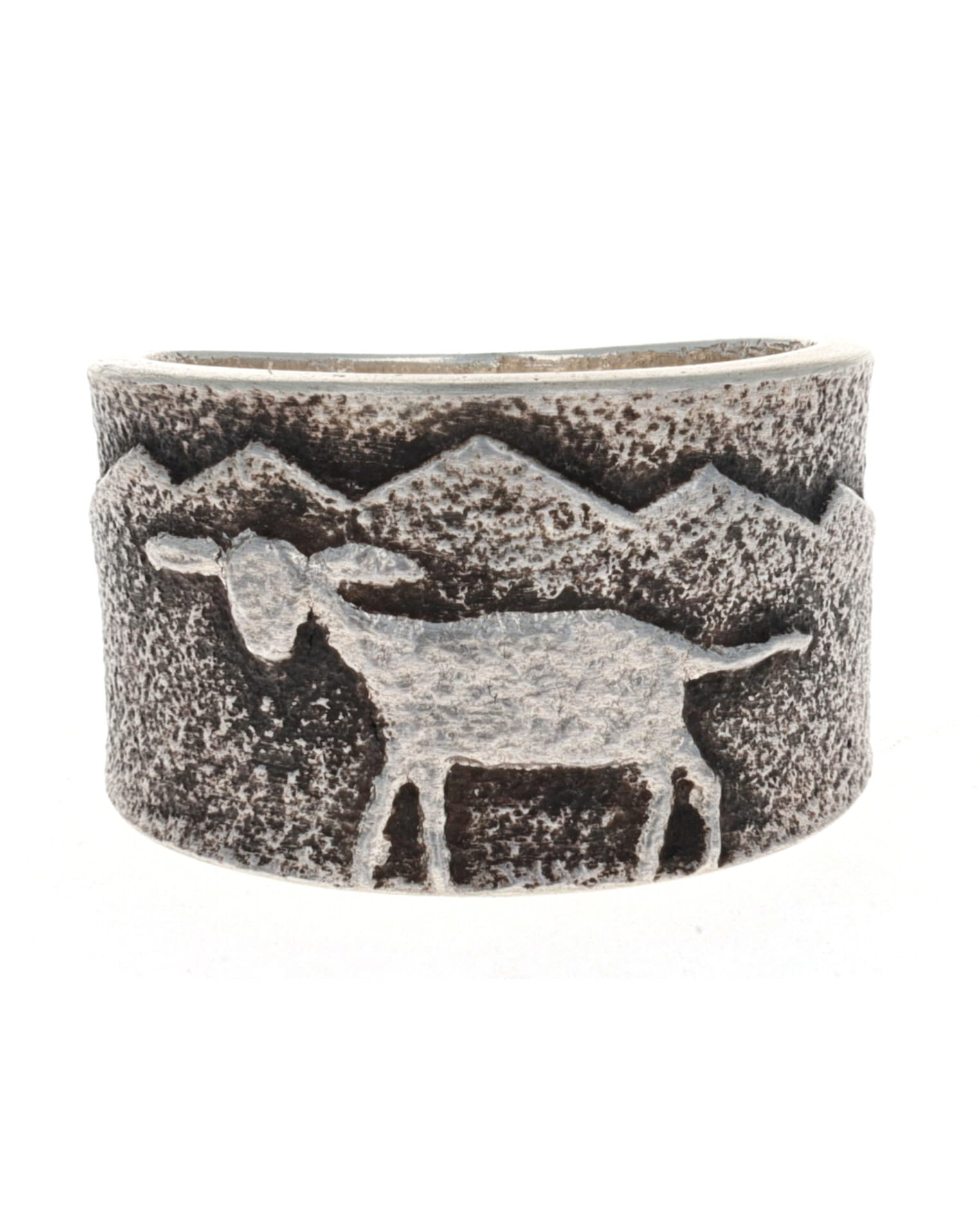 Anello con scena di agnello in fusione di tufo