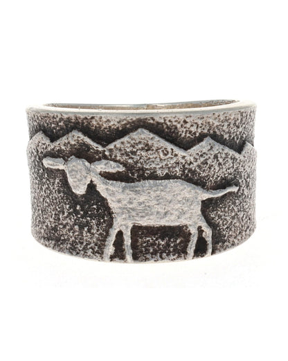 Anello con scena di agnello in fusione di tufo