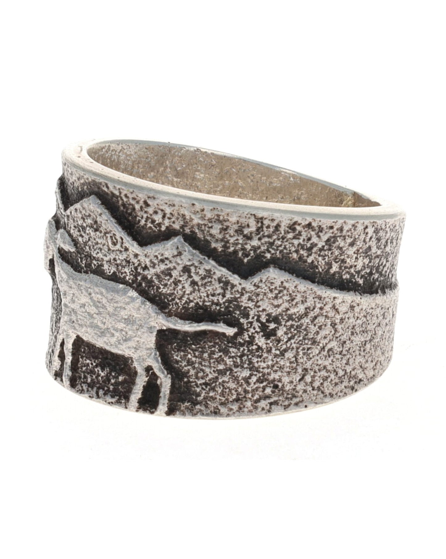 Anello con scena di agnello in fusione di tufo