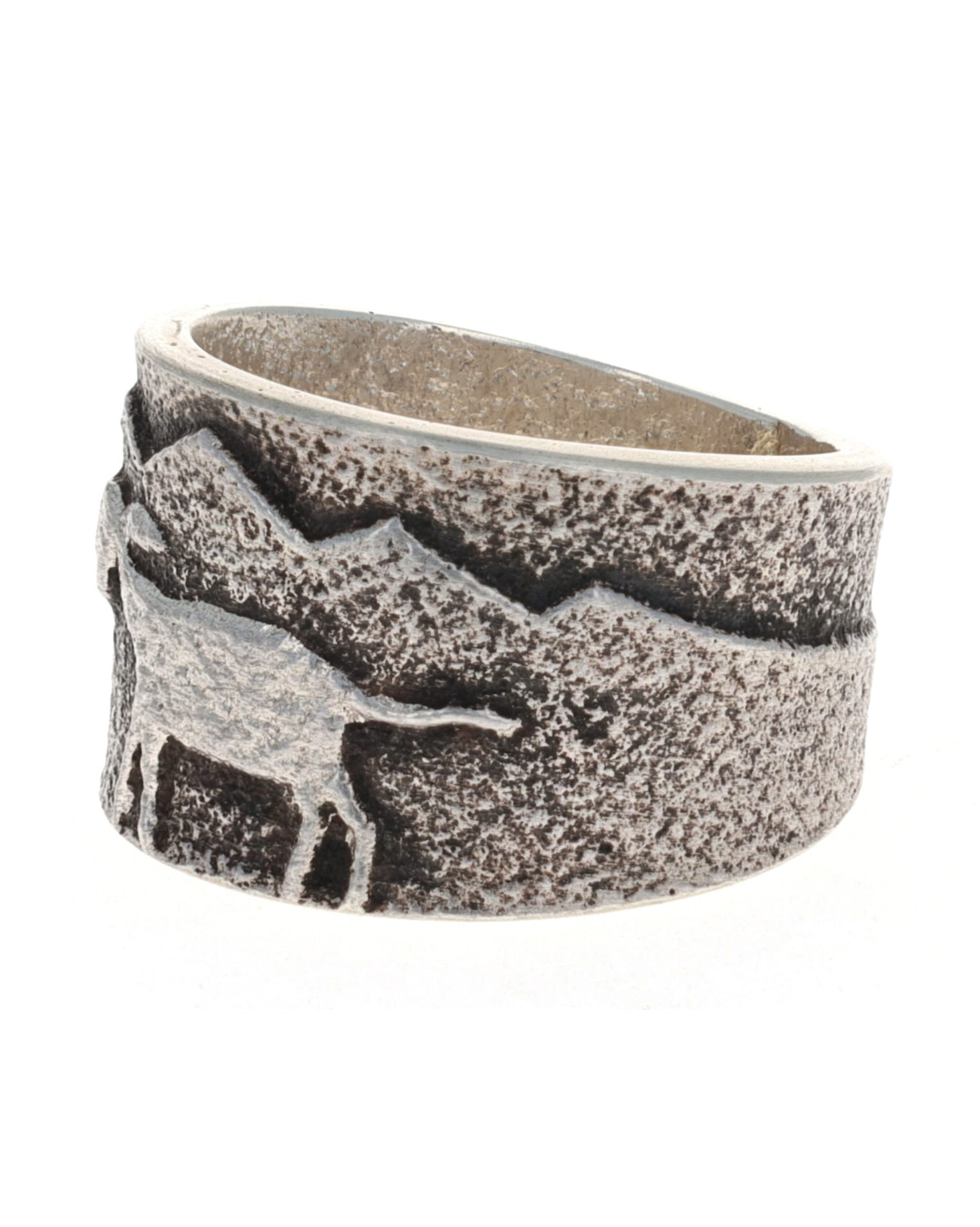 Anello con scena di agnello in fusione di tufo