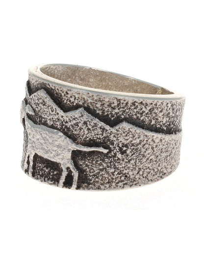 Anello con scena di agnello in fusione di tufo