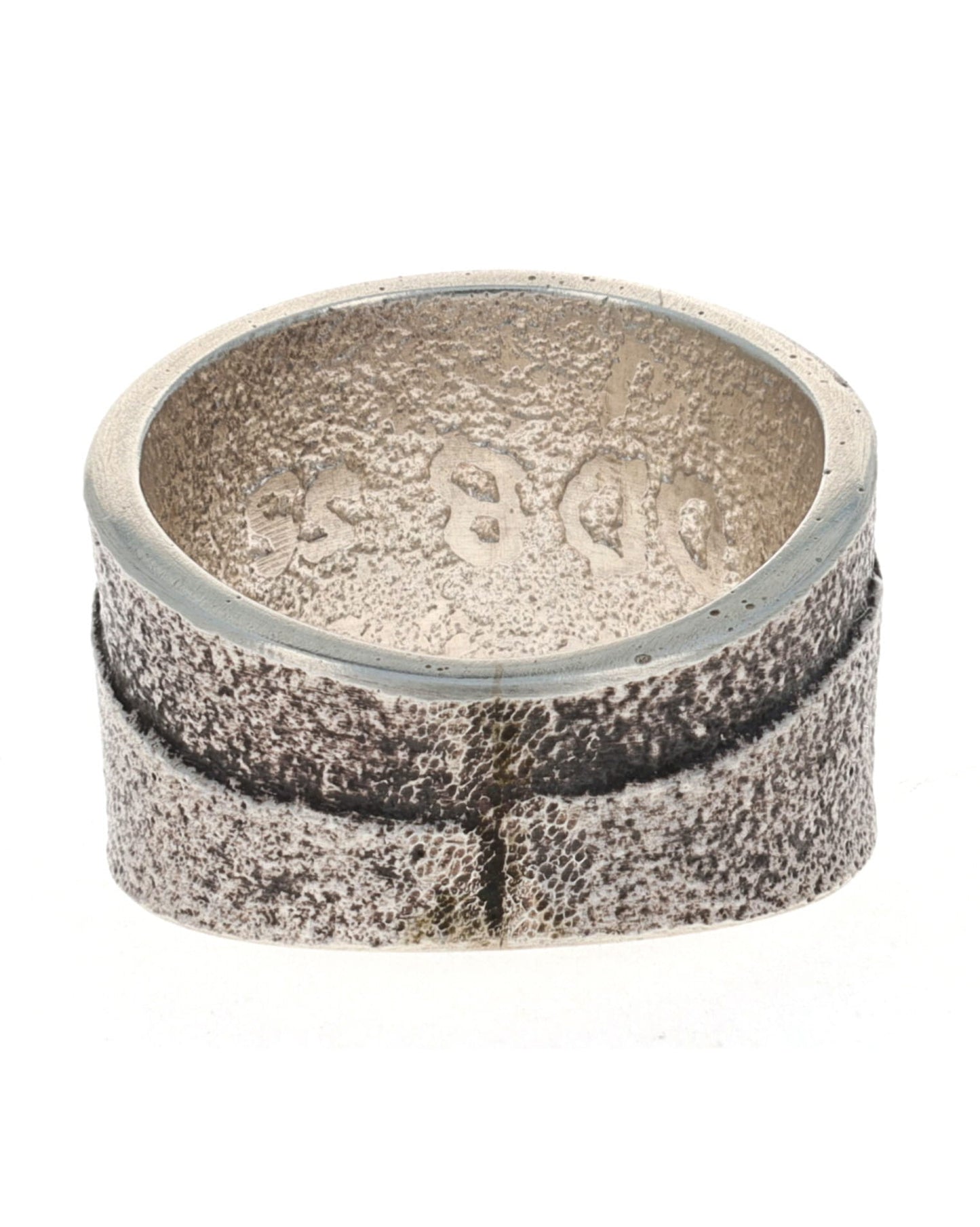 Anello con scena di agnello in fusione di tufo