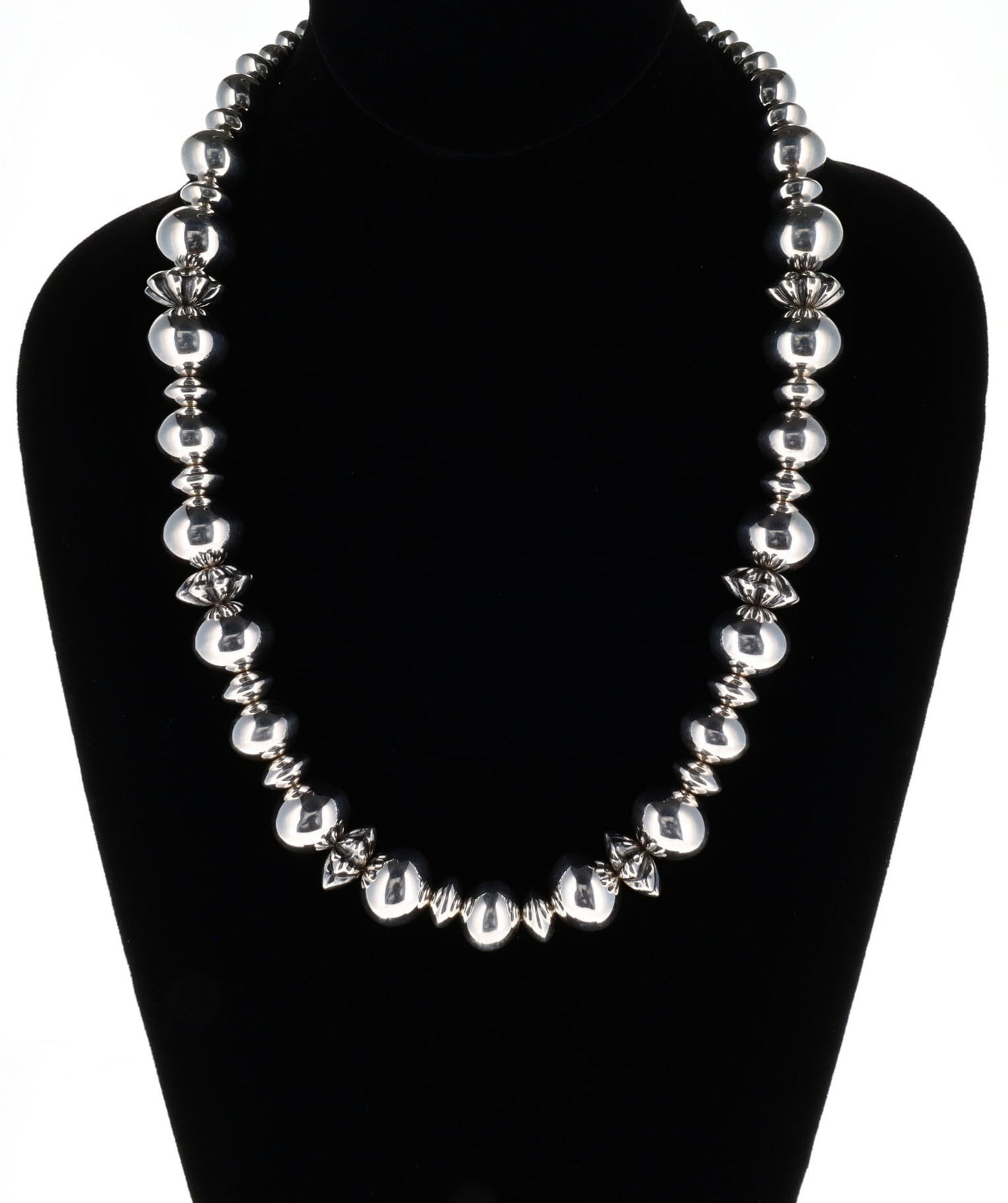 Handgefertigte abgestufte Halskette aus Sterlingsilber mit Perlen