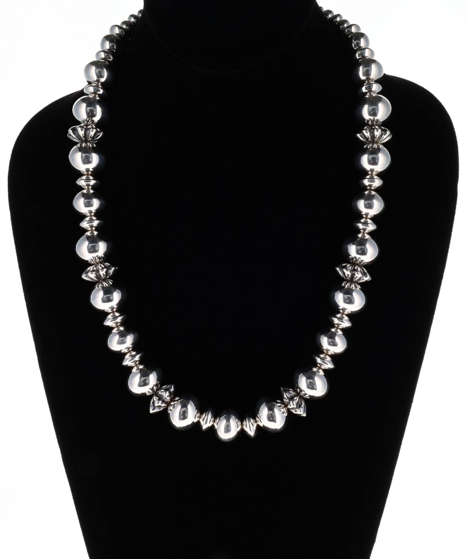 Handgefertigte abgestufte Halskette aus Sterlingsilber mit Perlen