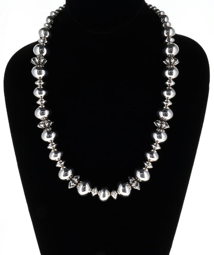 Handgefertigte abgestufte Halskette aus Sterlingsilber mit Perlen