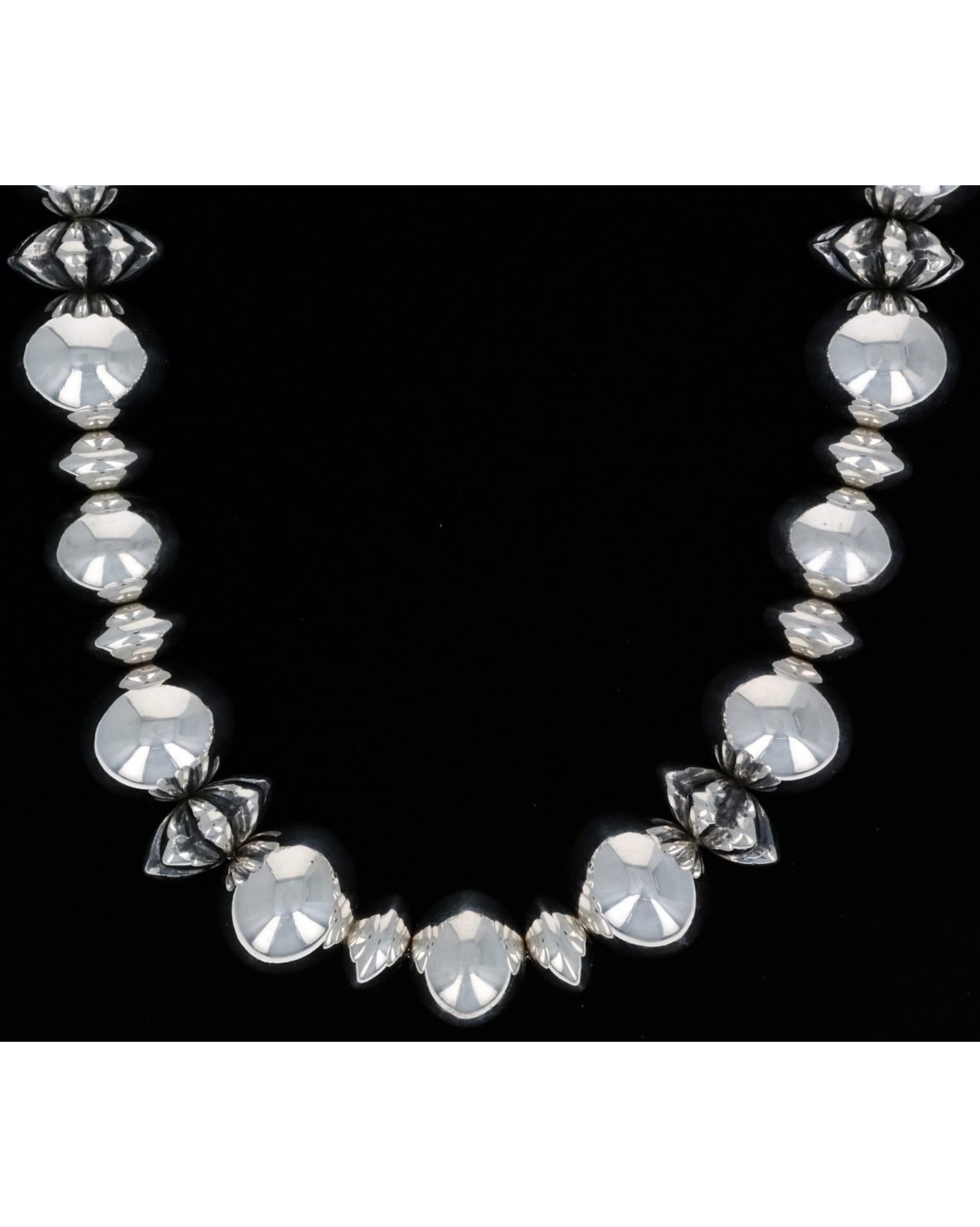 Handgefertigte abgestufte Halskette aus Sterlingsilber mit Perlen