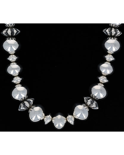 Handgefertigte abgestufte Halskette aus Sterlingsilber mit Perlen